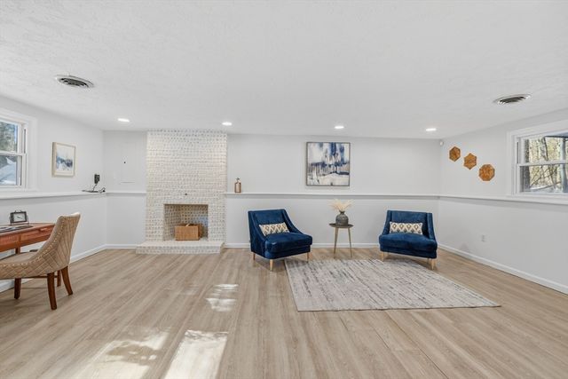 41 Dunster Rd, Bedford, MA 01730