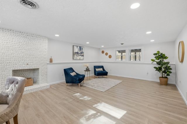 41 Dunster Rd, Bedford, MA 01730