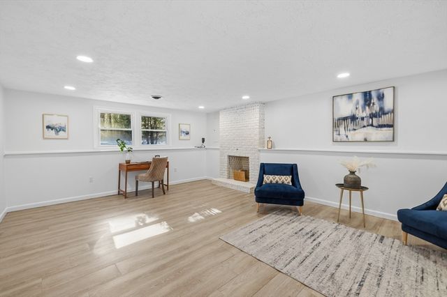 41 Dunster Rd, Bedford, MA 01730