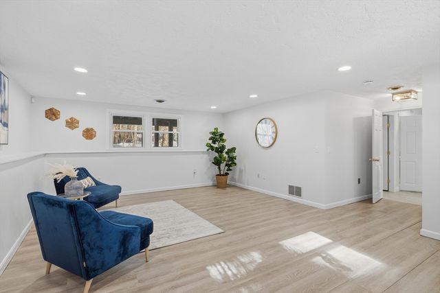 41 Dunster Rd, Bedford, MA 01730