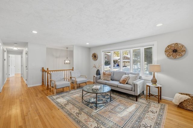 41 Dunster Rd, Bedford, MA 01730