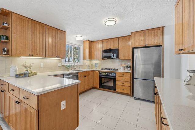 41 Dunster Rd, Bedford, MA 01730