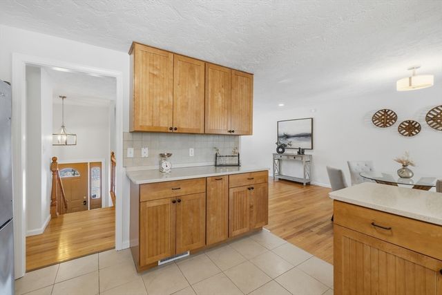 41 Dunster Rd, Bedford, MA 01730