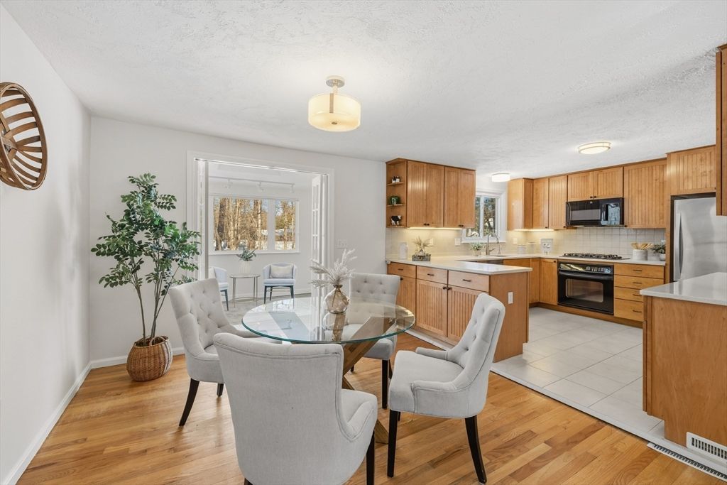 41 Dunster Rd, Bedford, MA 01730