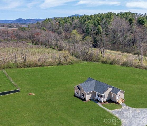 139 Mullinax Drive, Hendersonville, NC 28792