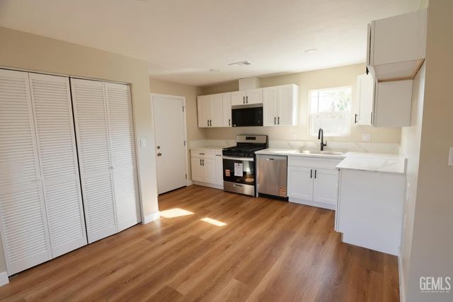 2212 Larcus Avenue, Bakersfield, CA 93307