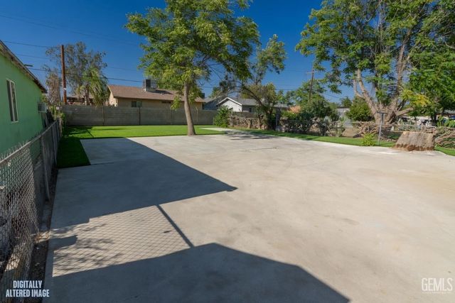 2212 Larcus Avenue, Bakersfield, CA 93307