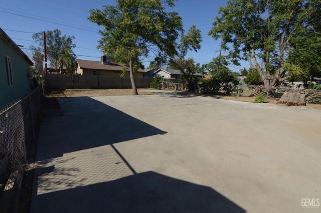 2212 Larcus Avenue, Bakersfield, CA 93307