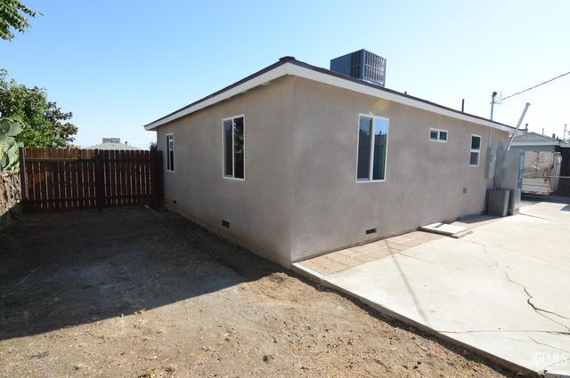 2212 Larcus Avenue, Bakersfield, CA 93307