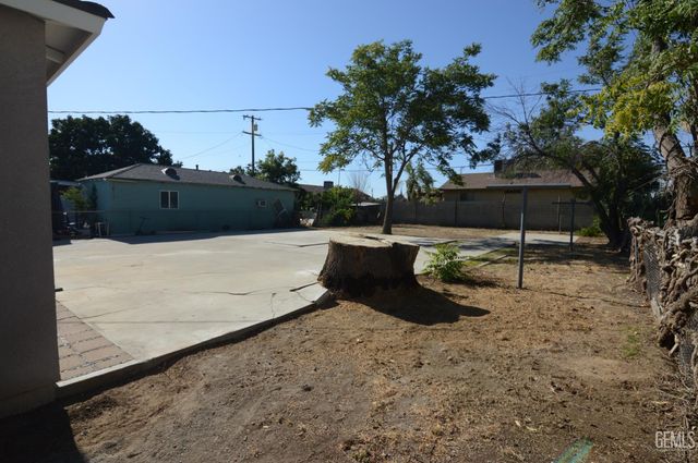 2212 Larcus Avenue, Bakersfield, CA 93307