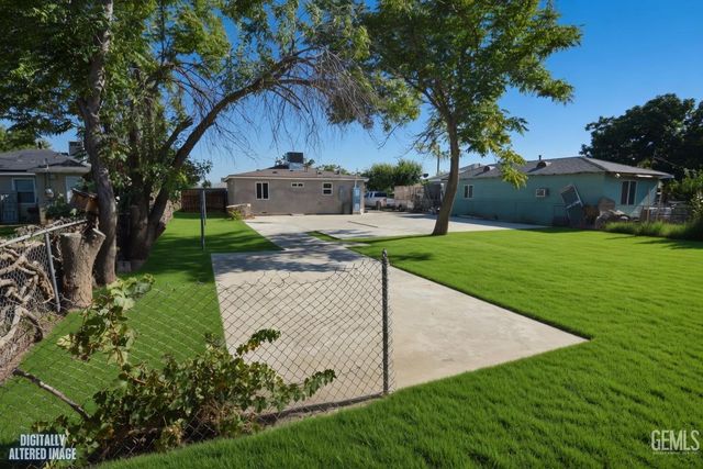 2212 Larcus Avenue, Bakersfield, CA 93307