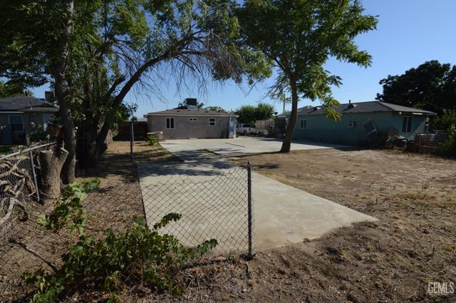 2212 Larcus Avenue, Bakersfield, CA 93307