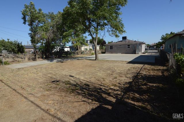 2212 Larcus Avenue, Bakersfield, CA 93307