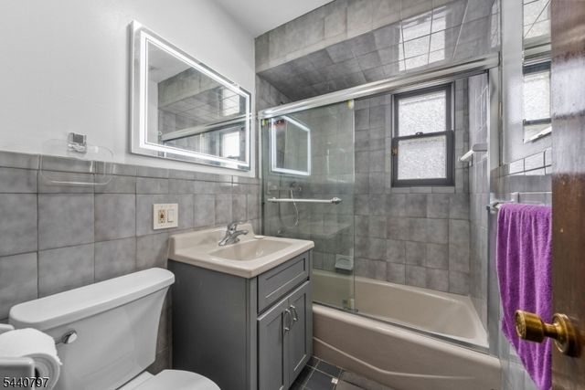 101 Maple Hill Rd, Clifton City, NJ 07013