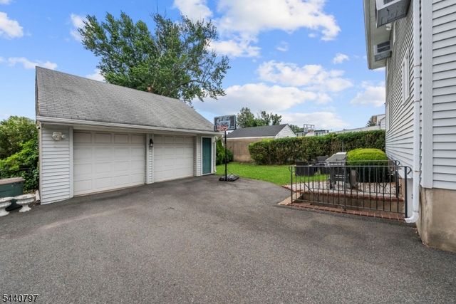 101 Maple Hill Rd, Clifton City, NJ 07013