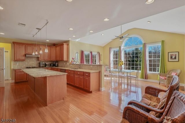 4 ELM DR, Clinton Twp., NJ 08809