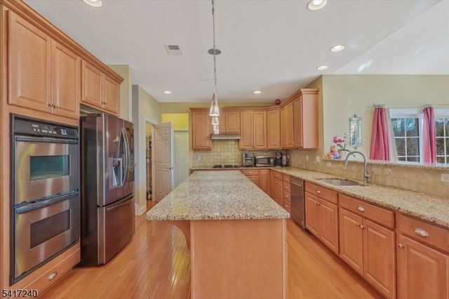 4 ELM DR, Clinton Twp., NJ 08809