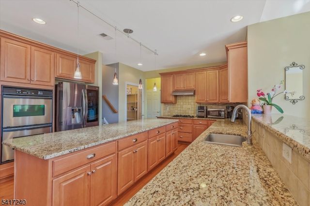 4 ELM DR, Clinton Twp., NJ 08809