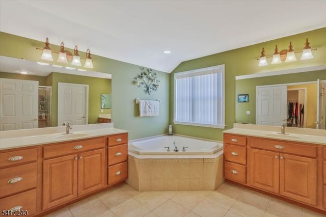 4 ELM DR, Clinton Twp., NJ 08809