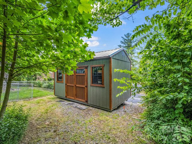 23 Sunset Drive, Black Mountain, NC 28711