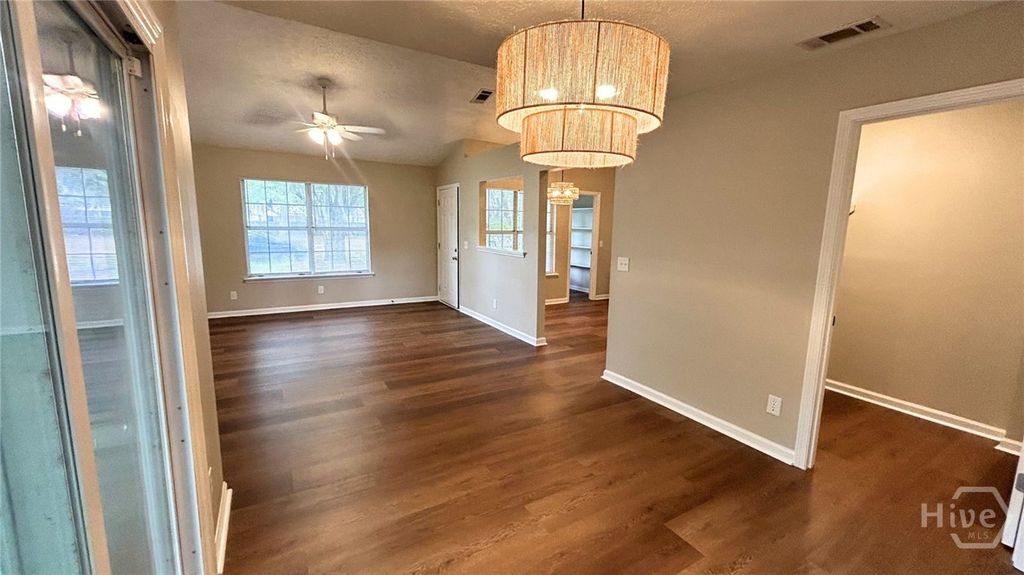 Image 11 of property listing at 108 Peachtree Drive, Savannah, GA 31419