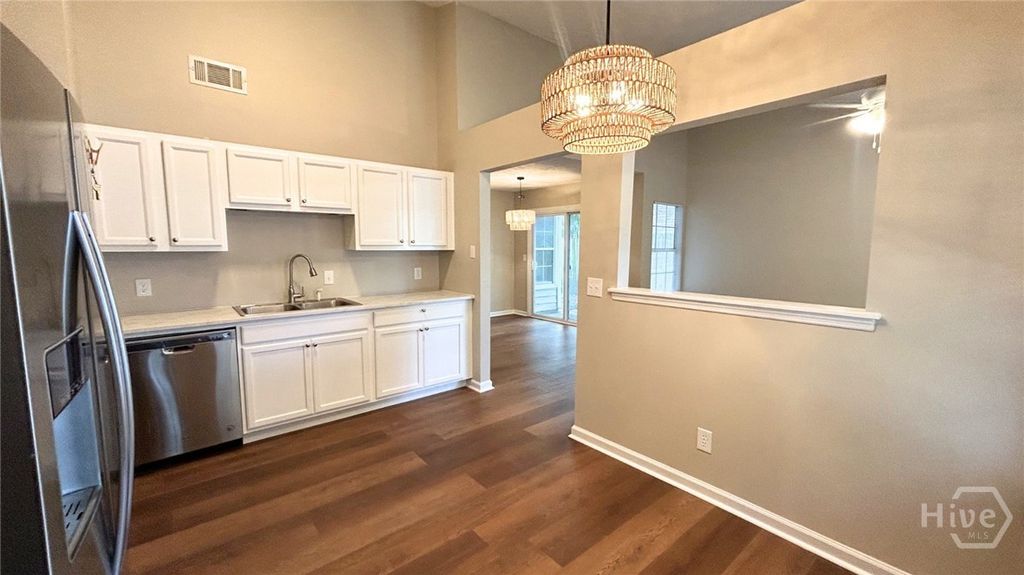 Image 7 of property listing at 108 Peachtree Drive, Savannah, GA 31419