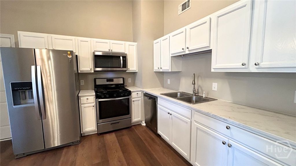 Image 8 of property listing at 108 Peachtree Drive, Savannah, GA 31419