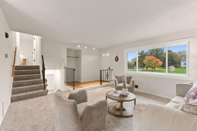 2613 Wimbledon Drive, Woodbury, MN 55125