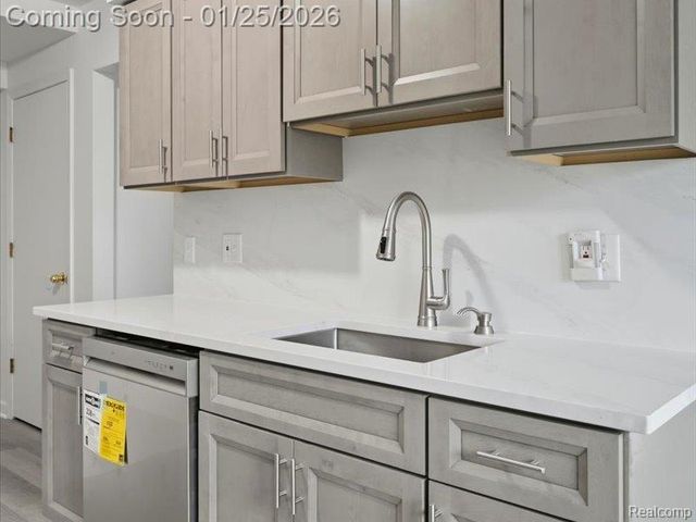 15913 N Franklin Drive, Clinton Charter Township, MI 48038