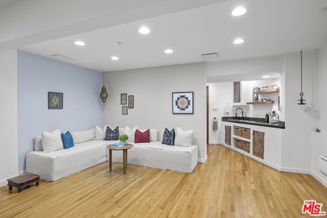 8241 Lincoln Terrace, Los Angeles, CA 90069