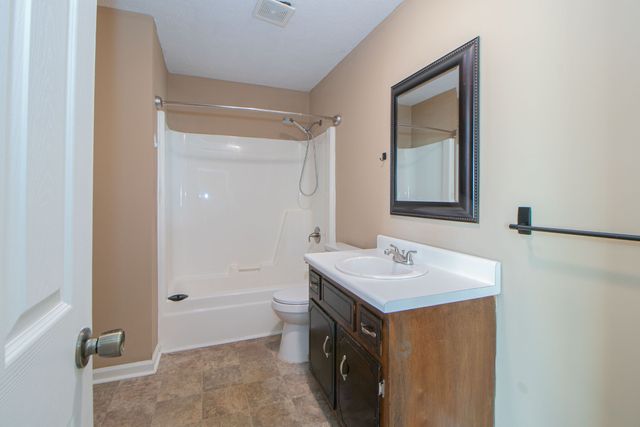 411 Eddy St, Oak Grove, KY 42262