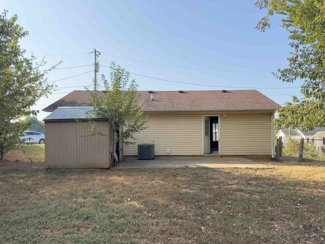 411 Eddy St, Oak Grove, KY 42262