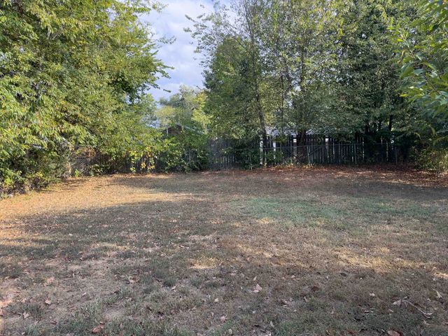 411 Eddy St, Oak Grove, KY 42262