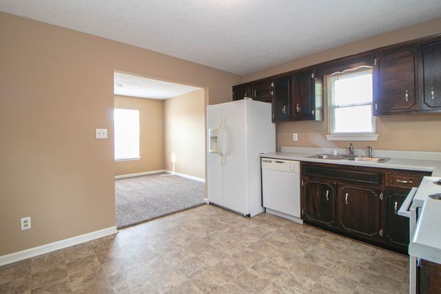 411 Eddy St, Oak Grove, KY 42262