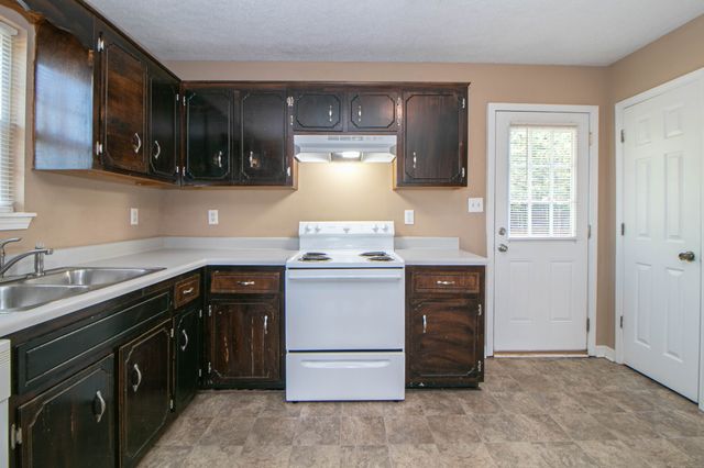 411 Eddy St, Oak Grove, KY 42262