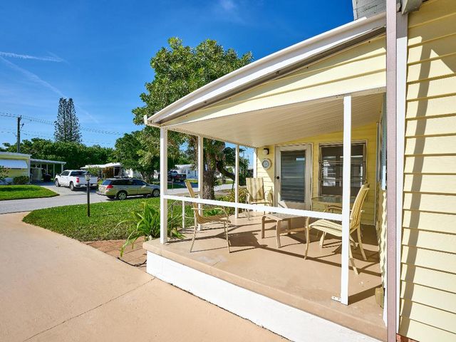 8217 SE Swan Avenue, Hobe Sound, FL 33455