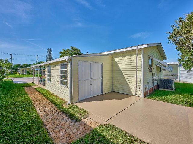8217 SE Swan Avenue, Hobe Sound, FL 33455