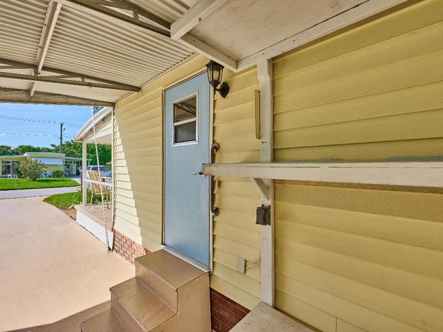 8217 SE Swan Avenue, Hobe Sound, FL 33455