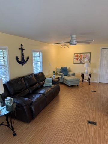 8217 SE Swan Avenue, Hobe Sound, FL 33455