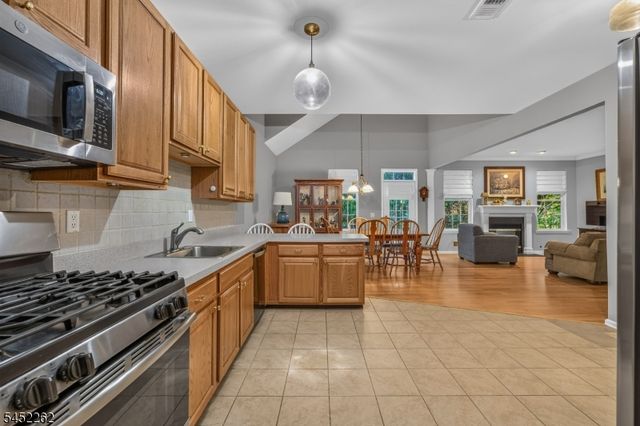 5 Indian Plantation St, Raritan Twp., NJ 08822