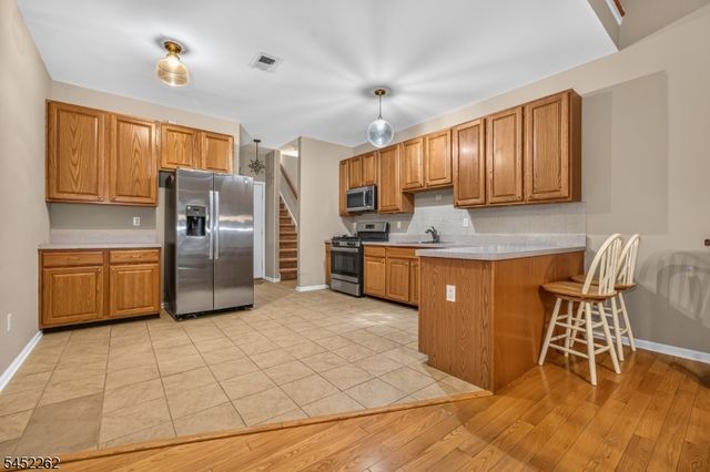 5 Indian Plantation St, Raritan Twp., NJ 08822