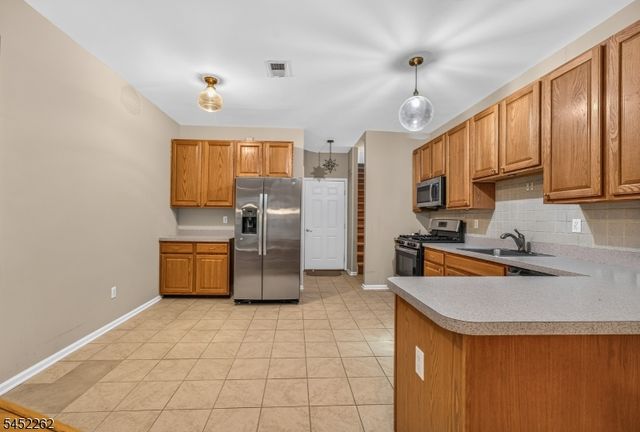 5 Indian Plantation St, Raritan Twp., NJ 08822