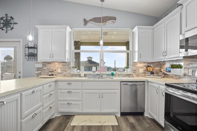 882 Townsend Drive, Crystal Beach, TX 77650