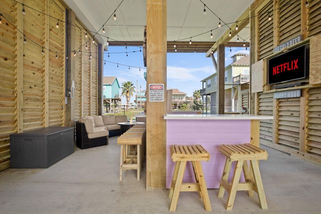 882 Townsend Drive, Crystal Beach, TX 77650