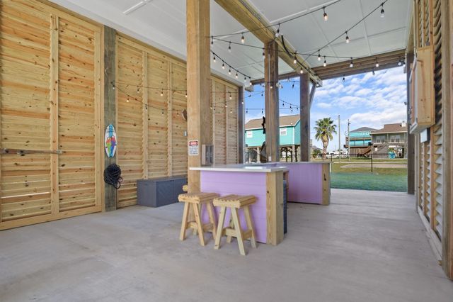 882 Townsend Drive, Crystal Beach, TX 77650