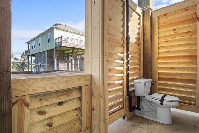 882 Townsend Drive, Crystal Beach, TX 77650