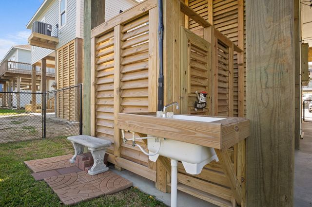 882 Townsend Drive, Crystal Beach, TX 77650