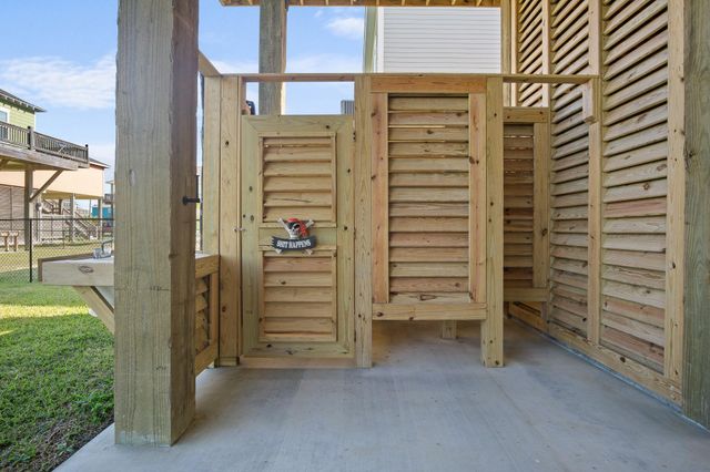 882 Townsend Drive, Crystal Beach, TX 77650