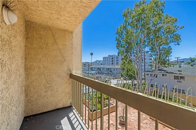 5143 Bakman Avenue 320, North Hollywood, CA 91601