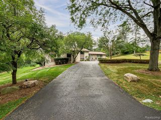 1021 Dowling Road, Bloomfield Hills, MI 48304